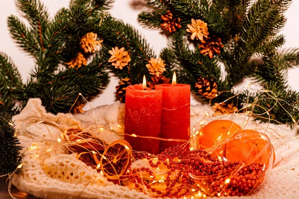 Año Nuevo Composición Velas Rojas Guirnaldas Ramas Del Árbol Navidad —  Fotos de Stock