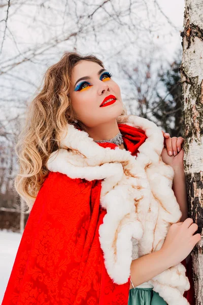 Une Fille Vêtements Rouges Penche Sur Une Neige Hiver Bouleau — Photo