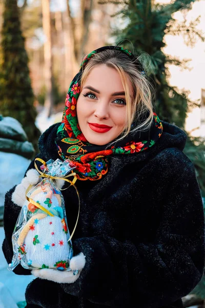 Belle Femme Ukrainienne Dans Une Écharpe Nationale Avec Bonhomme Neige — Photo