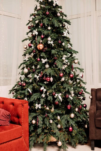 Hermoso Árbol Navidad Verde Cerca Del Sofá Rojo Sala Estar — Foto de Stock