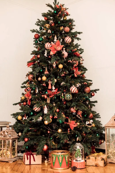 Gran Árbol Navidad Verde Con Juguetes Navidad Interior Nochevieja Foto — Foto de Stock