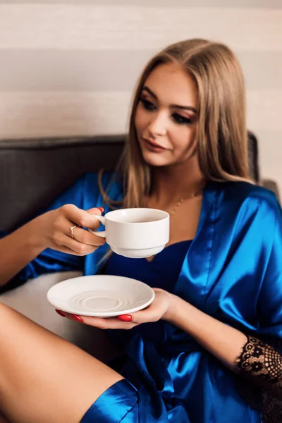 Eine Frau Hält Eine Weiße Tasse Kaffee Und Eine Untertasse — Stockfoto