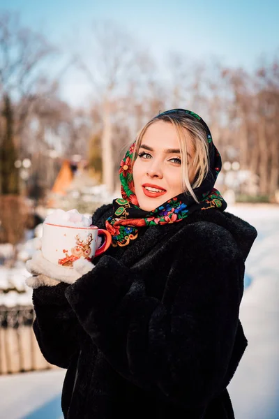 Uma Menina Lenço Nacional Ucraniano Segura Uma Xícara Marshmallow Inverno — Fotografia de Stock