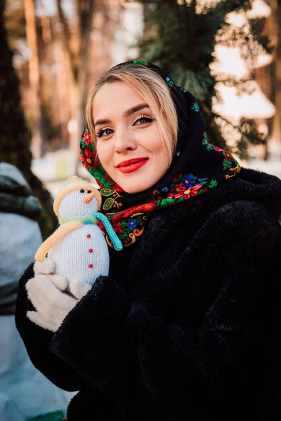 Mulher Bonita Lenço Cabeça Ucraniano Nacional Segura Boneco Neve Suas — Fotografia de Stock