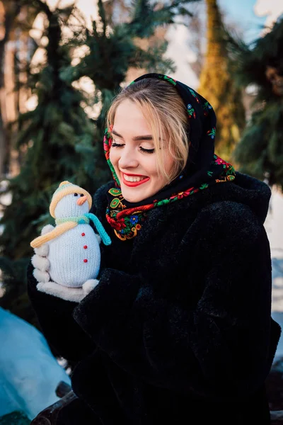 Mulher Bonita Lenço Cabeça Ucraniano Nacional Segura Boneco Neve Suas — Fotografia de Stock