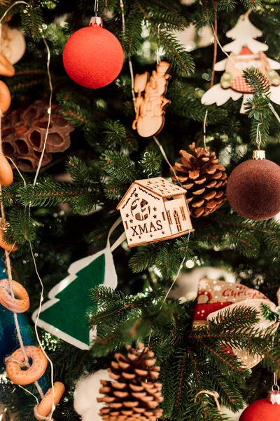 Χριστουγεννιάτικα Στολίδια Παιχνίδια Και Μπάλες Στο Χριστουγεννιάτικο Δέντρο Macro Νέο — Φωτογραφία Αρχείου