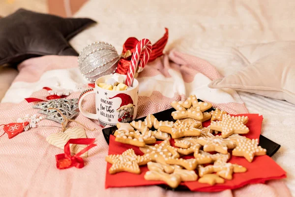 圣诞饼干 床上有圣诞装饰品 高质量的照片 — 图库照片