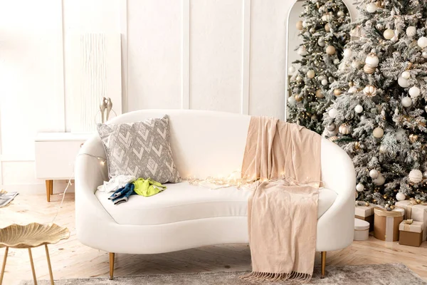 Λευκός Καναπές Στο Σαλόνι Χριστουγεννιάτικο Δέντρο Υψηλής Ποιότητας Φωτογραφία — Φωτογραφία Αρχείου