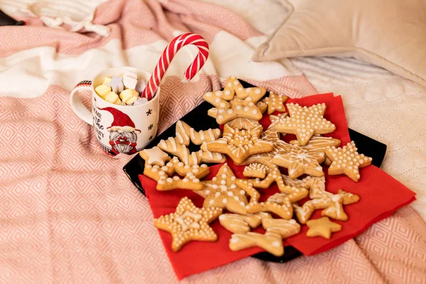 圣诞饼干 床上有圣诞装饰品 高质量的照片 — 图库照片