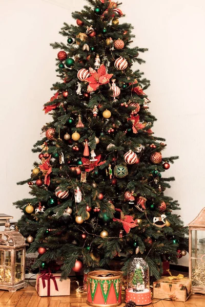 Gran Árbol Navidad Verde Con Juguetes Navidad Interior Nochevieja Foto — Foto de Stock