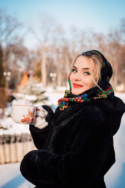 Uma Menina Lenço Nacional Ucraniano Segura Uma Xícara Marshmallow Inverno — Fotografia de Stock
