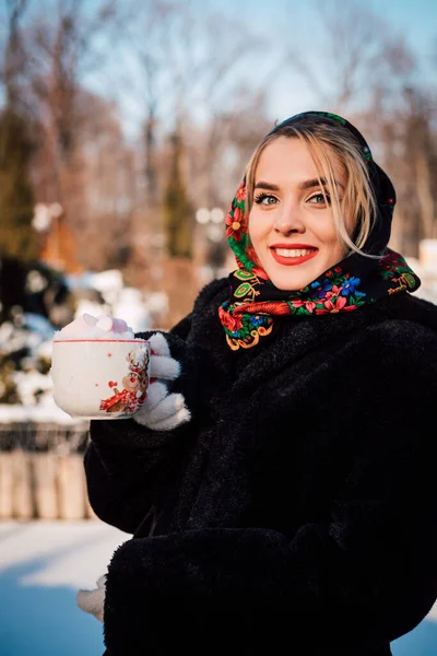 Uma Menina Lenço Nacional Ucraniano Segura Uma Xícara Marshmallow Inverno — Fotografia de Stock