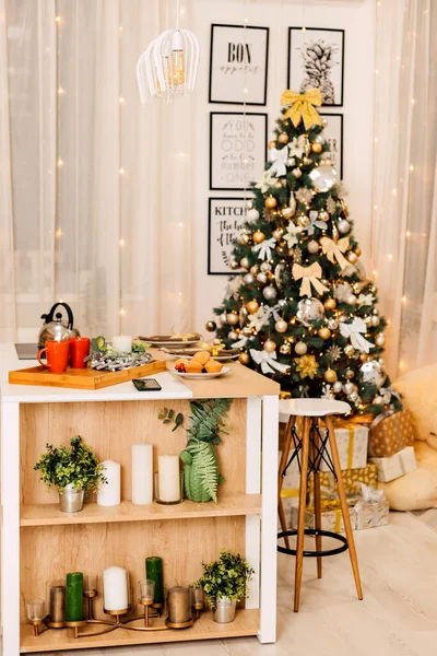Mesa Cozinha Com Decoração Natal Ano Novo Foto Alta Qualidade — Fotografia de Stock