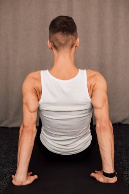 Genç yakışıklı bir atlet kapalı bir barda duruyor. Yüksek kalite fotoğraf