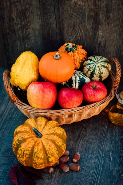 Kürbis Äpfel Einem Korb Auf Einem Dunklen Holztisch Herbstliche Komposition — Stockfoto