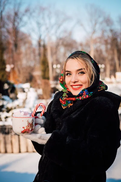 Dziewczyna Ukraińskim Szaliku Narodowym Trzyma Filiżankę Pianki Zimie Śniegu Wysokiej — Zdjęcie stockowe