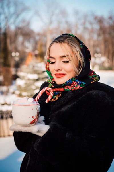 Uma Menina Lenço Nacional Ucraniano Segura Uma Xícara Marshmallow Inverno — Fotografia de Stock