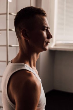 Kaslar ellerde açıkça görülebilir. Spor egzersizleri yapıyor.