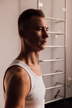 Kaslar ellerde açıkça görülebilir. Spor egzersizleri yapıyor.