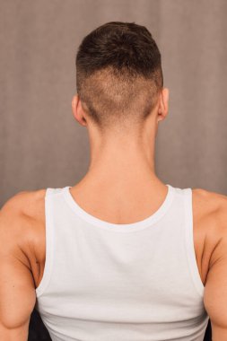 Genç bir atletin sırtı. Ellerdeki kaslar. Dikiz aynası. Fitness Yoga Pilates. Yüksek kalite fotoğraf