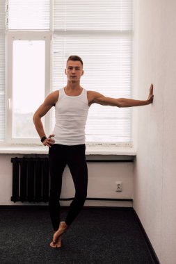 Evde spor, karantina sağlıklı yaşam tarzı, spor, pilates. Yüksek kalite fotoğraf