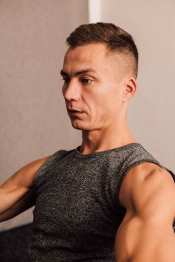 Evde spor, karantina sağlıklı yaşam tarzı, spor, pilates. Yüksek kalite fotoğraf