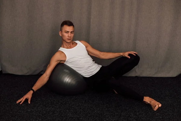 一个年轻的运动员在家里做运动 健美健美操瑜伽普拉提 高质量的照片 — 图库照片
