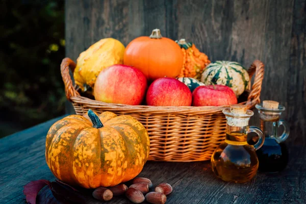 Herbst Stillleben Komposition Aus Kürbissen Äpfeln Weidenkorb Auf Dem Tisch — Stockfoto