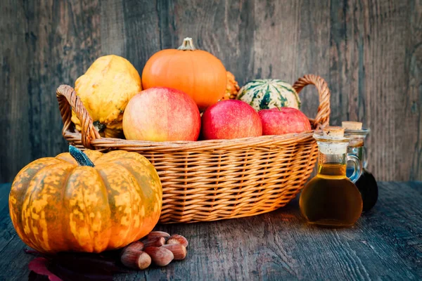 Herbst Stillleben Komposition Aus Kürbissen Äpfeln Weidenkorb Auf Dem Tisch — Stockfoto