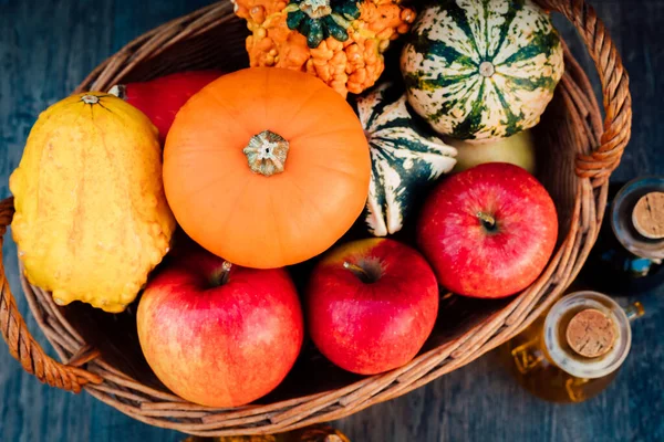 Herbst Stillleben Komposition Aus Kürbissen Äpfeln Weidenkorb Auf Dem Tisch — Stockfoto