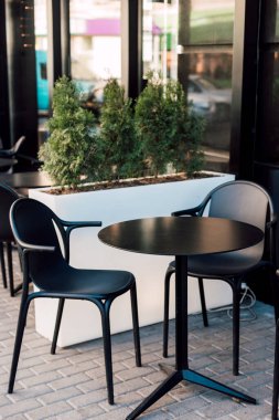 Dışarıda bir kafede siyah sandalyeler ve bir masa. Öğle yemeği, dinlenme. Yüksek kalite fotoğraf