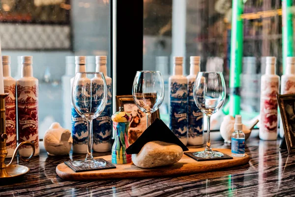 Restoranda arka planda penceresi olan güzel şarap kadehleri. İş yemeği, dinlenme zamanı. Yüksek kalite fotoğraf