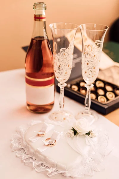 Обручальные Кольца Шампанское Сладости Столе Свадьба Высокое Качество Фото — стоковое фото