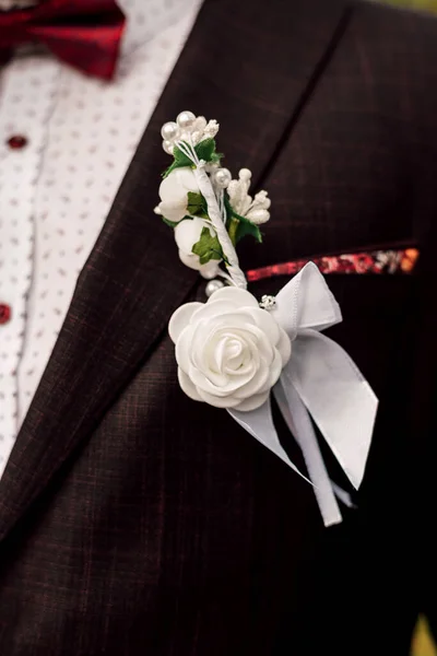 Een Witte Boutonniere Bloem Bruidegom Jas Huwelijksdag Hoge Kwaliteit Foto — Stockfoto