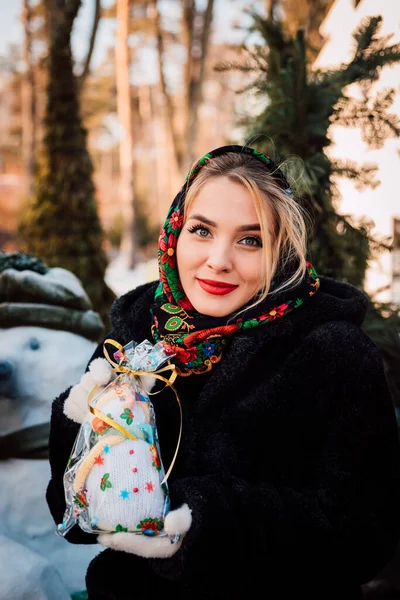 Mulher Bonita Lenço Cabeça Ucraniano Nacional Segura Boneco Neve Suas — Fotografia de Stock