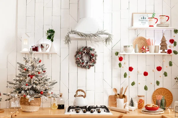 Noel dekorlu güzel, beyaz bir mutfak. Yüksek kalite fotoğraf