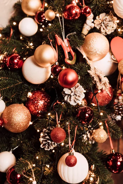Albero Natale Decorato Con Palle Ghirlande Umore Natalizio Foto Alta — Foto Stock