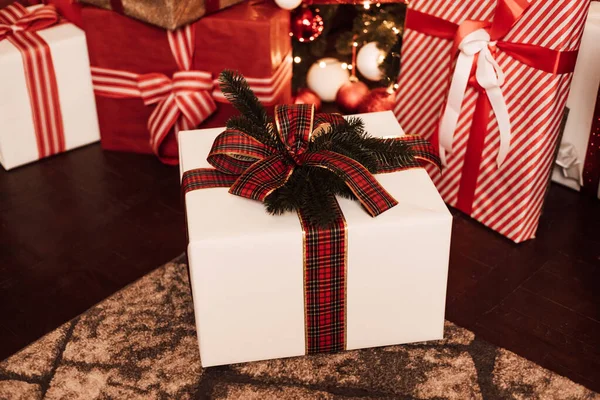 Caja Regalo Blanca Atada Con Lazo Rojo Para Día Los —  Fotos de Stock