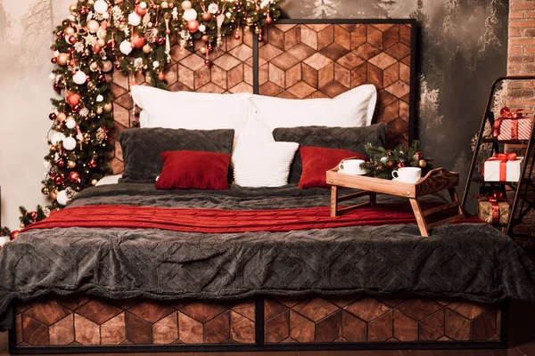 Ξύλινο Κρεβάτι Μαξιλάρια Και Χριστουγεννιάτικα Στολίδια Υψηλής Ποιότητας Φωτογραφία — Φωτογραφία Αρχείου