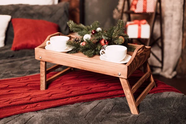 Cama Madeira Com Travesseiros Decorações Natal Foto Alta Qualidade — Fotografia de Stock