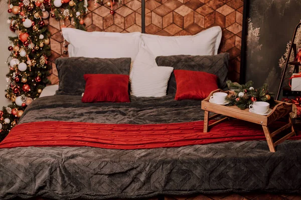 Cama Madeira Com Travesseiros Decorações Natal Foto Alta Qualidade — Fotografia de Stock