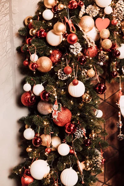 Χριστουγεννιάτικο Δέντρο Διακοσμημένο Μπάλες Και Γιρλάντες Χριστουγεννιάτικη Διάθεση Υψηλής Ποιότητας — Φωτογραφία Αρχείου