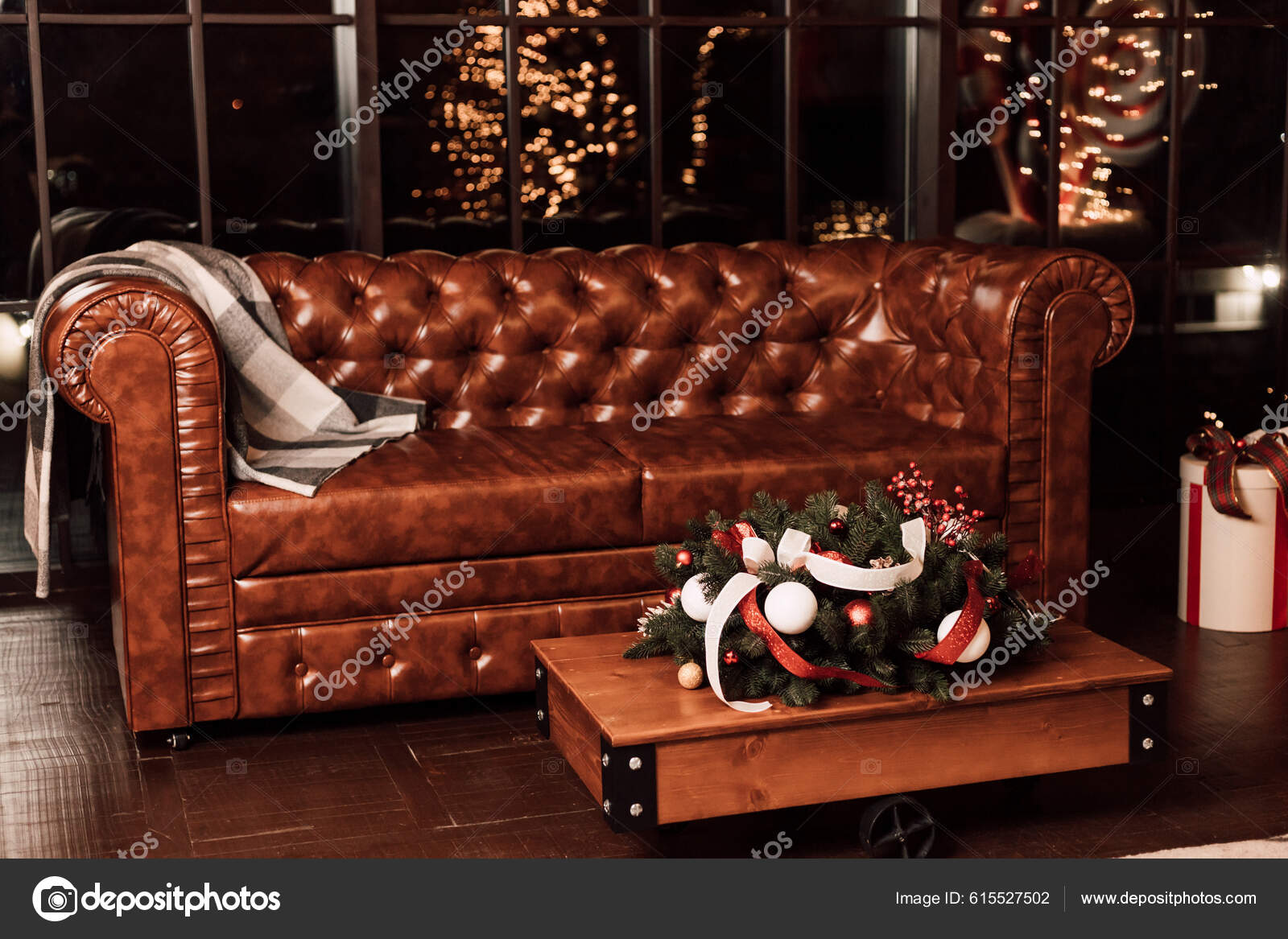 Sofá Couro Marrom Mesa Madeira Com Decorações Natal Sala Estar — Foto ©  irinasaanzharovskaya@gmail.com #615527502, image size:1600x1167