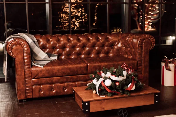 Καφέ Δερμάτινος Καναπές Και Ξύλινο Τραπέζι Χριστουγεννιάτικες Διακοσμήσεις Στο Σαλόνι — Φωτογραφία Αρχείου