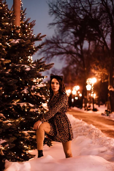 Menina Bonita Snowdrift Perto Árvore Natal Noite Parque Cidade Foto — Fotografia de Stock