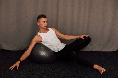 Genç bir atlet evde egzersiz yapar. Fitness Fitball Yoga Pilates. Yüksek kalite fotoğraf