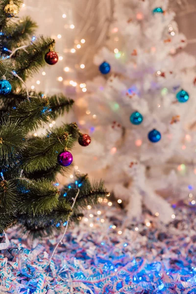 Grande Albero Natale Verde Con Regali Nel Luminoso Soggiorno Foto — Foto Stock