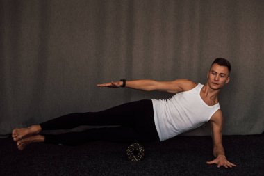 Evde spor, karantina sağlıklı yaşam tarzı, spor, pilates. Yüksek kalite fotoğraf