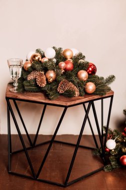 Noel süsleriyle süslenmiş ahşap masa koniler ve Noel toplarıyla. Yüksek kalite fotoğraf