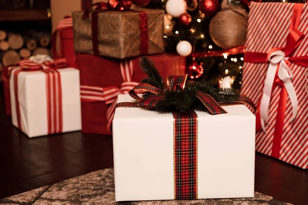 Caja Regalo Blanca Atada Con Lazo Rojo Para Día Los —  Fotos de Stock